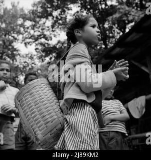 Bear Moutain, New York. Activités interraciales au Camp Fern Rock, où les enfants sont aidés par le Service des camps méthodistes. Michailyn appelant sa copains Marie. Banque D'Images