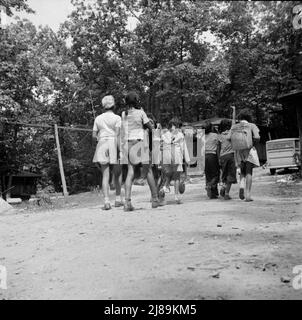 Bear Mountain, New York. Activités interraciales au Camp Fern Rock, où les enfants sont aidés par le Service des camps méthodistes. Les campeurs partent pour une journée de randonnée. Banque D'Images