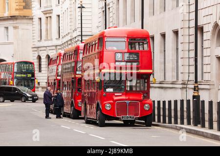 Londres, UK - OCT 28, 2012 AEC Routemaster rouge emblématique : double-decker autobus stationnés dans une rue dans le centre de Londres Banque D'Images