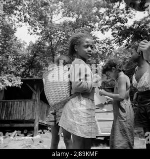 Bear Mountain, New York. Activités interraciales au Camp Fern Rock, où les enfants sont aidés par le Service des camps méthodistes. Une lettre de la maison est toujours une bonne nouvelle pour les campeurs. Banque D'Images