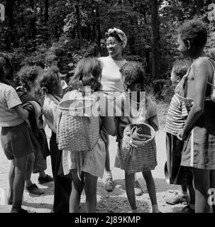 Bear Mountain, New York. Activités interraciales au Camp Fern Rock, où les enfants sont aidés par le Service des camps méthodistes. Les campeurs reçoivent des instructions de dernière minute avant une randonnée. Banque D'Images