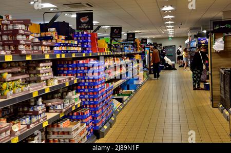 Allée de la nourriture en conserve dans le populaire supermarché Aldi, Royaume-Uni Banque D'Images