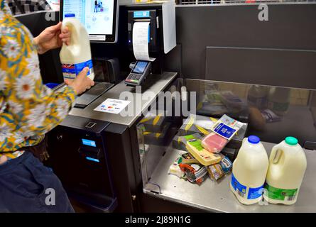 Femme achetant des achats à la caisse libre-service à Aldi supermarché, Royaume-Uni Banque D'Images