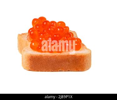 Petit toast avec caviar rouge savoureux aliments isolés sur le blanc Banque D'Images