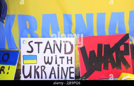 Manchester, Royaume-Uni, 14th mai 2022. Protestation contre l'invasion russe de l'Ukraine à Piccadilly Gardens, centre de Manchester, Angleterre, Royaume-Uni, îles britanniques. Il a été organisé par le Centre culturel ukrainien 'dnipro' Manchester et intitulé: 'Le Manchester se tient avec l'Ukraine'. Crédit : Terry Waller/Alay Live News Banque D'Images