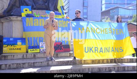 Manchester, Royaume-Uni, 14th mai 2022. Protestation contre l'invasion russe de l'Ukraine à Piccadilly Gardens, centre de Manchester, Angleterre, Royaume-Uni, îles britanniques. Un orateur s'adresse aux manifestants. Il a été organisé par le Centre culturel ukrainien 'dnipro' Manchester et intitulé: 'Le Manchester se tient avec l'Ukraine'. Crédit : Terry Waller/Alay Live News Banque D'Images