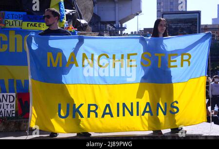 Manchester, Royaume-Uni, 14th mai 2022. Protestation contre l'invasion russe de l'Ukraine à Piccadilly Gardens, centre de Manchester, Angleterre, Royaume-Uni, îles britanniques. Il a été organisé par le Centre culturel ukrainien 'dnipro' Manchester et intitulé: 'Le Manchester se tient avec l'Ukraine'. Crédit : Terry Waller/Alay Live News Banque D'Images