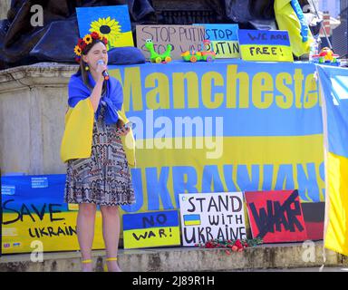 Manchester, Royaume-Uni, 14th mai 2022. Protestation contre l'invasion russe de l'Ukraine à Piccadilly Gardens, centre de Manchester, Angleterre, Royaume-Uni, îles britanniques. Un orateur s'adresse aux manifestants. Il a été organisé par le Centre culturel ukrainien 'dnipro' Manchester et intitulé: 'Le Manchester se tient avec l'Ukraine'. Crédit : Terry Waller/Alay Live News Banque D'Images