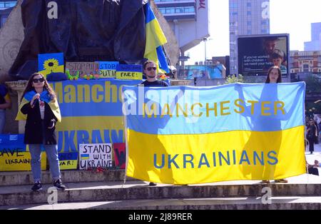 Manchester, Royaume-Uni, 14th mai 2022. Protestation contre l'invasion russe de l'Ukraine à Piccadilly Gardens, centre de Manchester, Angleterre, Royaume-Uni, îles britanniques. Un orateur s'adresse aux manifestants. Il a été organisé par le Centre culturel ukrainien 'dnipro' Manchester et intitulé: 'Le Manchester se tient avec l'Ukraine'. Crédit : Terry Waller/Alay Live News Banque D'Images