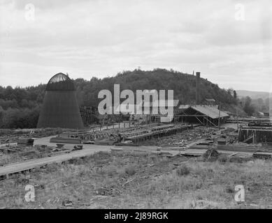 [Sans titre, peut-être lié à: Mumby Lumber Mill, fermé en 1938 après trente-cinq ans d'exploitation. En cours de démontage. WESTERN Washington, Grays Harbour County, Malone, Washington. Banque D'Images