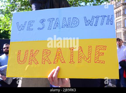 Manchester, Royaume-Uni, 14th mai 2022. Protestation contre l'invasion russe de l'Ukraine à Piccadilly Gardens, centre de Manchester, Angleterre, Royaume-Uni, îles britanniques. Écriteau « We Stand with Ukraine ». Il a été organisé par le Centre culturel ukrainien 'dnipro' Manchester et intitulé: 'Le Manchester se tient avec l'Ukraine'. Crédit : Terry Waller/Alay Live News Banque D'Images