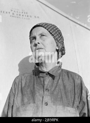 Calipatria, Vallée impériale. Dans le camp de travail migratoire d'urgence de la FSA (Farm Security Administration). A quitté l'Oklahoma le 11 décembre 1937 avec son mari et ses deux enfants et son gendre. Ex-agriculteurs locataires sur les troisième et quatrième en coton. J'avais cinquante dollars quand je l'ai mis en place. Je suis allé à Phoenix, j'ai choisi du coton et tiré des péages, j'ai fait quatre-vingts cents par jour avec deux personnes cueillant des péages. J'y ai séjourné jusqu'à la fermeture de l' Nous sommes allés à Idaho, les petits pois cueillis jusqu'au mois d'août, nous avons laissé McCarl avec quarante dollars "en main". Nous sommes allés à Cedar City et à Parowan, Utah, à une distance de 700 miles. Petits pois cueillis jusqu'au mois de septembre. Nous sommes allés à Hollister, Cal Banque D'Images