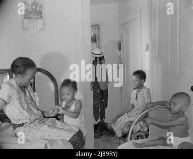 Washington, D.C., a adopté sa fille et ses deux petits-enfants avec Mme Ella Watson, charfemme gouvernementale. Banque D'Images