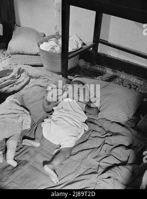 Washington, D.C., petit-enfant de Mme Ella Watson, charfemme du gouvernement, qui prend sa sieste l'après-midi. Banque D'Images