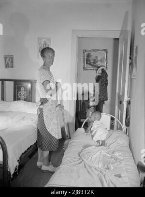 Washington, D.C., petit-enfant de Mme Ella Watson, charfemme du gouvernement, qui prend sa sieste l'après-midi. Banque D'Images