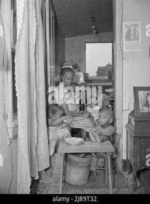 Washington, D.C. Mme Ella Watson, charfemme du gouvernement et ses petits-enfants. Banque D'Images