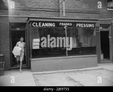 [Photo sans titre, peut-être liée à: Washington, D.C., Un tailleur dans le nettoyage de Frank et le contrôle de l'établissement de pression sur la prise de jours]. Banque D'Images