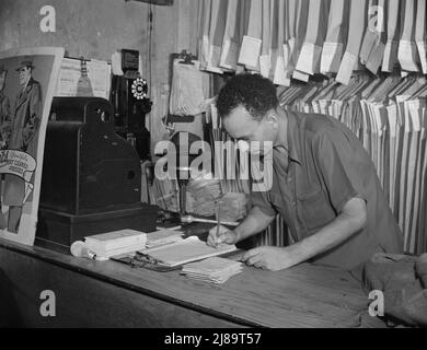 Washington, D.C., Un tailleur dans le nettoyage de Frank et le contrôle de l'établissement urgent pendant la prise de jours. Banque D'Images