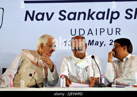 Udaipur, Inde. 14th mai 2022. Les anciens ministres des Finances de l'Union, Salman Khursheed, et l'ancien ministre en chef, Digvijay singh, assistent à la deuxième journée de la session du Congrès de toute l'Inde, 'Nav Sankalp Shivir', à laquelle participent le Président Sonia Gandhi, Rahul Gandhi, Priyanka Gandhi et les hauts responsables du Congrès, Dans toute l'Inde Comité du Congrès Parti Nav Sanklap Shivir tenu à Udaipur Rajsthan, Inde le 14 mai 2022. (Photo de Ravi Batra/Sipa USA) crédit: SIPA USA/Alay Live News Banque D'Images