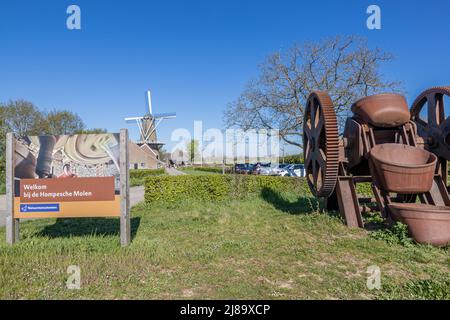 Stevensweert, Limbourg Sud, pays-Bas, 16 avril 2022. Signe disant Bienvenue à Hompesche Molen, ancien extracteur, chemin et un moulin à vent hollandais dans le Banque D'Images