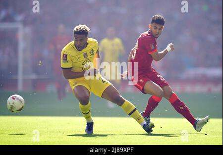 Reece James (à gauche) de Chelsea et Luis Diaz de Liverpool se battent pour le ballon lors de la finale de la coupe Emirates FA au stade Wembley, Londres. Date de la photo: Samedi 14 mai 2022. Banque D'Images