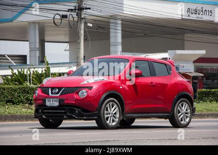 Chiangmai, Thaïlande - avril 21 2022 : voiture privée, Nissan Juke. Sur la route n°1001, à 8 km de la ville de Chiangmai. Banque D'Images