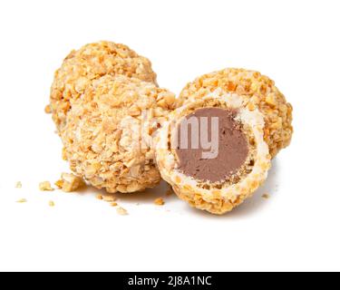 Boulettes de cachets d'arachide à moitié avec crème de remplissage sucrée isolée sur fond blanc Banque D'Images