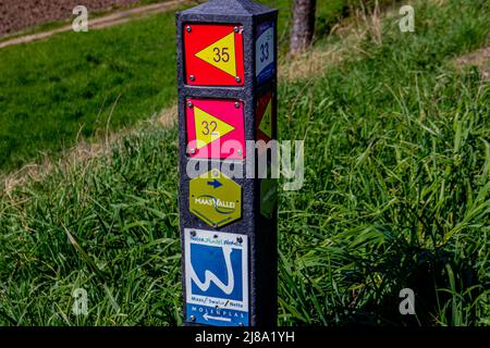 Stevensweert, Limbourg Sud, pays-Bas, 16 avril 2022. Poste en bois avec un panneau de sentiers de randonnée : différents sentiers 35, 32, aux Molenplas et Maasvall Banque D'Images