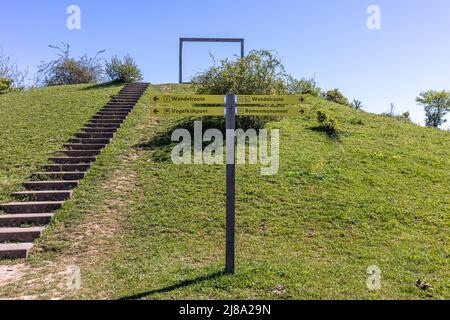 Signalisation indiquant : l'itinéraire d'errance signifie l'itinéraire de marche, le vogelkijkpunt signifie le point d'observation des oiseaux et vers le Bomenmonument dans la réserve naturelle de Molenplas Banque D'Images