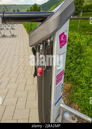 Neckargemuend, Allemagne: Mai, 13 2022: Gare avec outils à un parking de vélo, où de petites réparations sur le vélo peuvent être faites par vous-même Banque D'Images