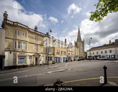 Place du marché, Chippenham avec flèche et tour de l'horloge de l'église St Andrew à Chippenham, Wiltshire, Royaume-Uni, le 13 mai 2022 Banque D'Images