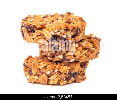 Biscuits à la collation aux céréales sans sucre avec miel, flocons d'avoine, grains isolés sur le blanc Banque D'Images