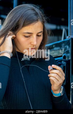 Indianapolis, Indiana, États-Unis. 14th mai 2022. TATIANA CALDERON (R) (11) de Bogota, en Colombie, se prépare à s'entraîner au Grand Prix GMR au circuit automobile d'Indianapolis, dans l'Indiana. (Image de crédit : © Walter G. Arce Sr./ZUMA Press Wire) Banque D'Images