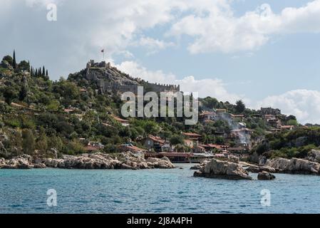 Le village de Kaleköy à flanc de colline avec son château médiéval Banque D'Images