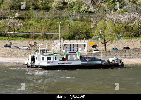 Boppard, Allemagne - avril 2022 : chargement d'un petit traversier à Boppard, qui emmène les piétons et les voitures au-dessus du Rhin Banque D'Images