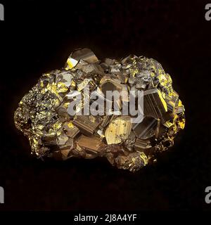 Pierre à la pyrite. Isolé. Pierre brute naturelle dorée en gros plan. Arrière-plan noir. Image de stock.b Banque D'Images