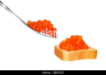 Caviar rouge en cuillère d'argent isolée sur fond blanc Banque D'Images