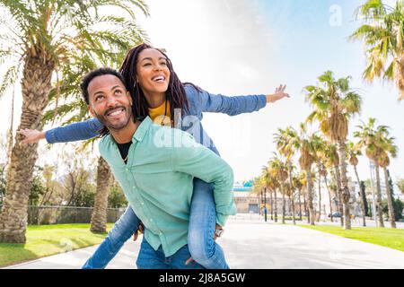 Beau heureux hispanique latino couple d'amoureux datant plein air - touristes à Barcelone ayant du plaisir pendant les vacances d'été, les gens se liant dans un parc W Banque D'Images