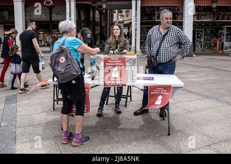 Burgos, Espagne. 14th mai 2022. Une femme vote dans le référendum populaire pour la monarchie ou le système de la république. Une consultation non contraignante dans l'ensemble de l'Etat en relation avec la préférence de la monarchie ou du système de la république avec l'objectif d'ouvrir un débat public et de traiter d'une question qui est reportée au fil du temps, a été menée par la monarchie ou la plate-forme de consultation populaire de l'Etat de la République. (Photo de Jorge Contreras Soto/SOPA Images/Sipa USA) crédit: SIPA USA/Alay Live News Banque D'Images