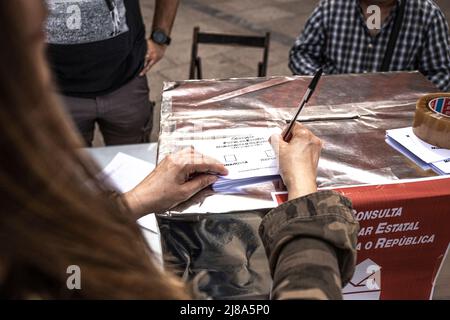 Burgos, Espagne. 14th mai 2022. Une femme coche la case « République » sur les bulletins de vote dans le référendum populaire pour la monarchie ou le système de la république. Une consultation non contraignante dans l'ensemble de l'Etat en relation avec la préférence de la monarchie ou du système de la république avec l'objectif d'ouvrir un débat public et de traiter d'une question qui est reportée au fil du temps, a été menée par la monarchie ou la plate-forme de consultation populaire de l'Etat de la République. (Photo de Jorge Contreras Soto/SOPA Images/Sipa USA) crédit: SIPA USA/Alay Live News Banque D'Images