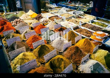 Damas, Syrie - Mai 2022 : stand du marché de rue vendant des plantes herbales et des épices à Suq Al Hamidiyah à Damas Banque D'Images