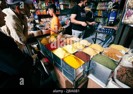 Damas, Syrie - mai 2022 : vendeur vendant des plantes herbales et des épices à Suq Al Hamidiyah à Damas Banque D'Images