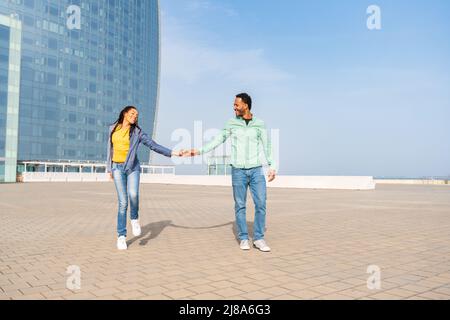 Beau heureux hispanique latino couple d'amoureux datant plein air - touristes à Barcelone ayant du plaisir pendant les vacances d'été Banque D'Images