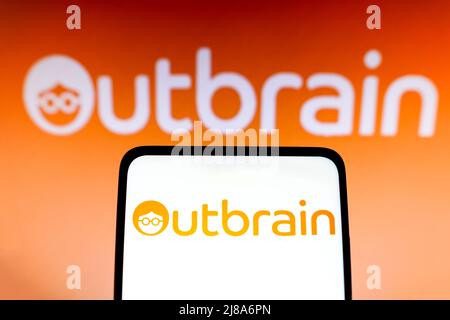 Brésil. 14th mai 2022. Dans cette illustration, le logo Outbrain apparaît sur un smartphone et en arrière-plan. (Photo de Rafael Henrique/SOPA Images/Sipa USA) crédit: SIPA USA/Alay Live News Banque D'Images