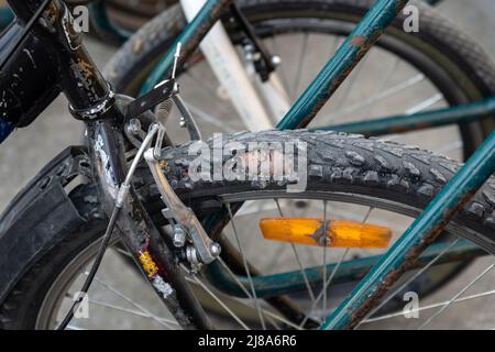 Un pneu de vélo est endommagé. Une vieille bicyclette. Mise au point sélective. Vieux pneu de vélo usé. Banque D'Images