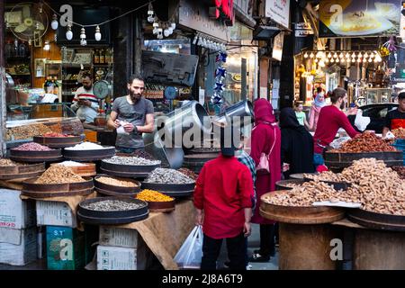 Damas, Syrie - Mai 2022 : magasin vendant des noix et des collations à Damas Banque D'Images