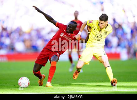 Sadio Mane de Liverpool (à gauche) et Jorginho de Chelsea se battent pour le ballon lors de la finale de la coupe Emirates FA au stade Wembley, Londres. Date de la photo: Samedi 14 mai 2022. Banque D'Images