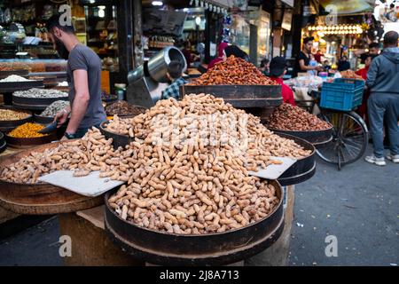 Damas, Syrie - Mai 2022 : pile d'arachides devant le magasin de noix de Damas Banque D'Images