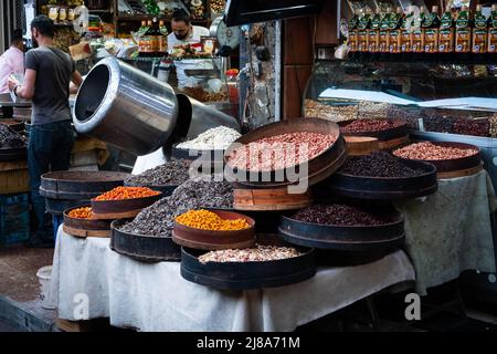 Damas, Syrie -Mai, 2022: Magasin de la maîtrise vendant des noix et des collations à Damas Banque D'Images