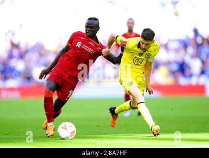 Sadio Mane de Liverpool (à gauche) et Jorginho de Chelsea se battent pour le ballon lors de la finale de la coupe Emirates FA au stade Wembley, Londres. Date de la photo: Samedi 14 mai 2022. Banque D'Images